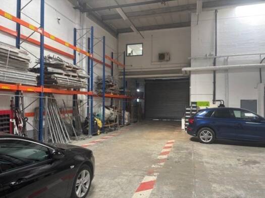 Local d'activités à vendre 546 650 € 379 m² d'espace de stockage Zone d'Activité Ouest A Lisses 91090