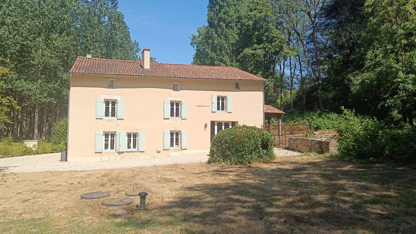 Maison 7 pièces 214 m² · à Latillé · 214 m² · 1 189 €/mois
