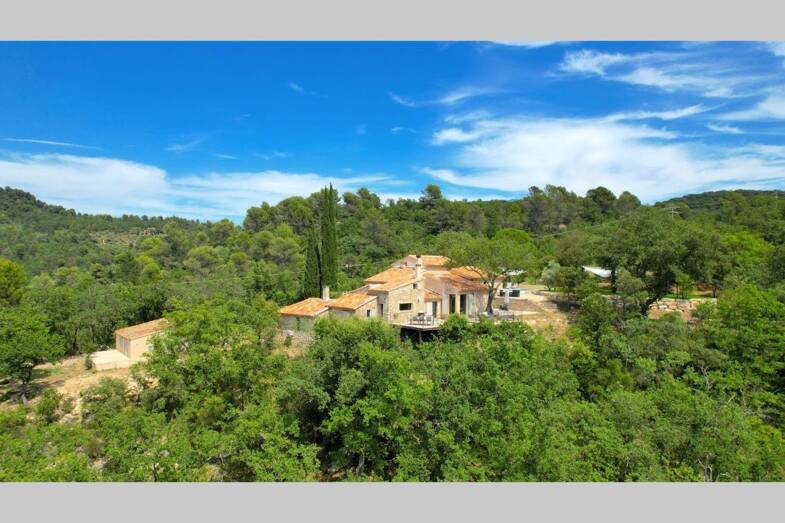 Mas à vendre 1 300 000 € 6 pièces 4 chambres 225 m² 12 593 m² de terrain Venasque 84210