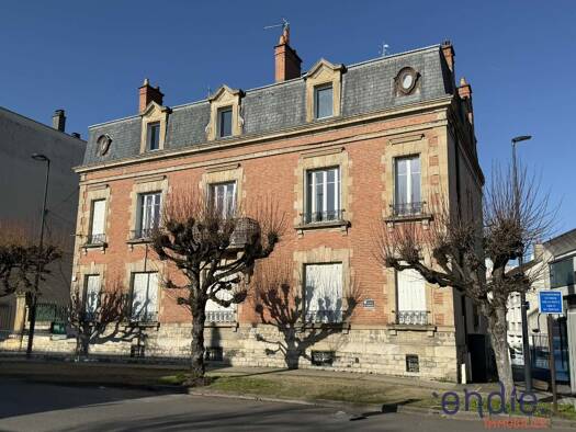 Appartement à vendre 210 000 € 5 pièces 3 chambres 139 m² Étage 1/2 Centre Moderne Moulins 03000