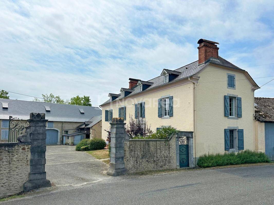 Maison 7 pièces 270 m² · à Andoins · 270 m² · 2 300 €/mois
