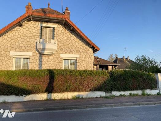 Maison à vendre 126 700 € 3 chambres 2 043 m² de terrain Villemandeur 45700