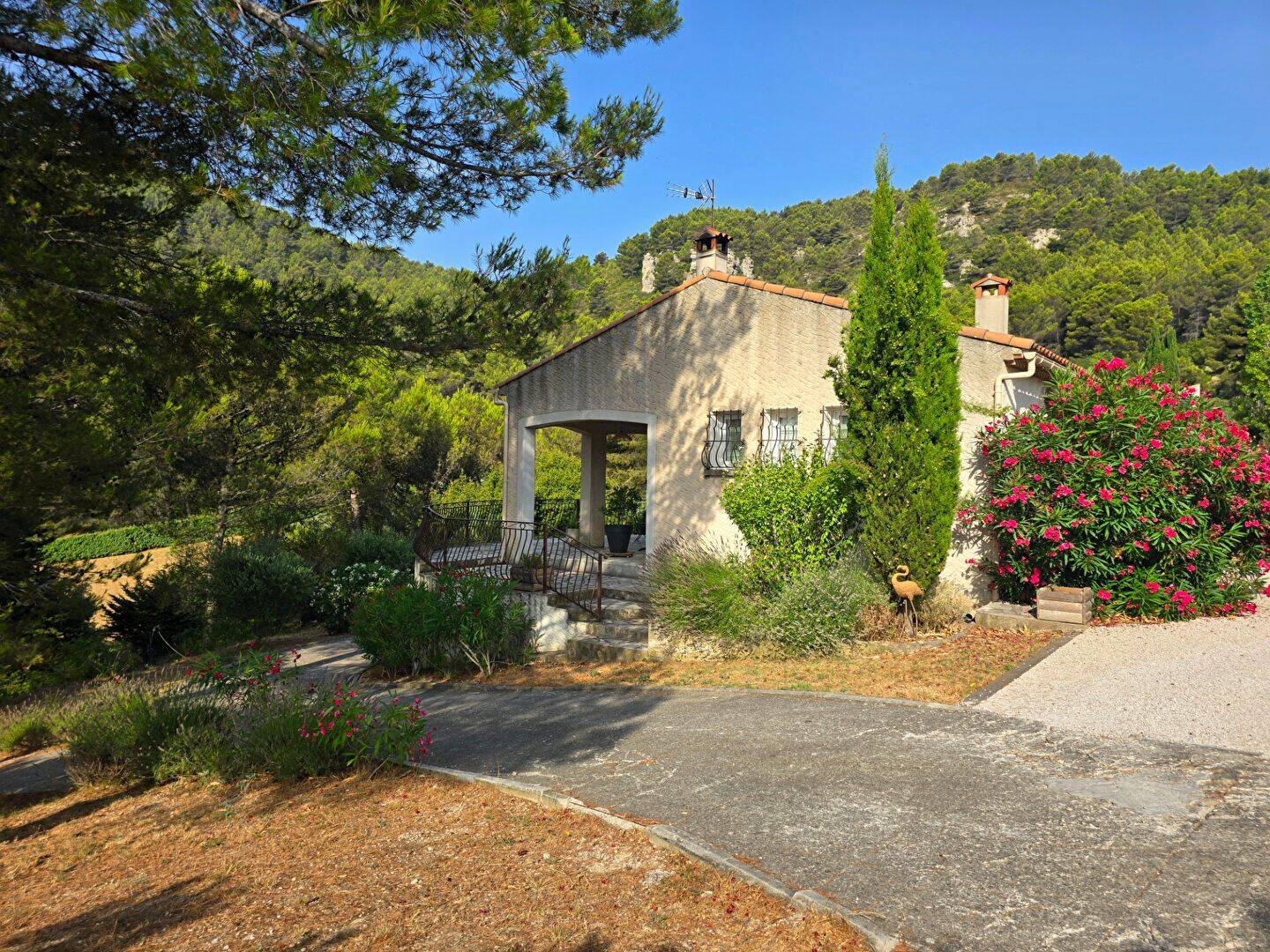 CADOLIVE - Villa T4 + cabanon aménagé de 35m² s/5000m²