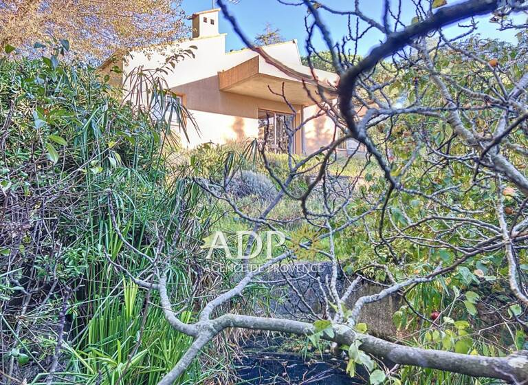 Maison à vendre 544 000 € 3 pièces 2<br/>chambres 146 m²<br/>superficie 1 760 m²<br/>terrain Tanneron 83440
