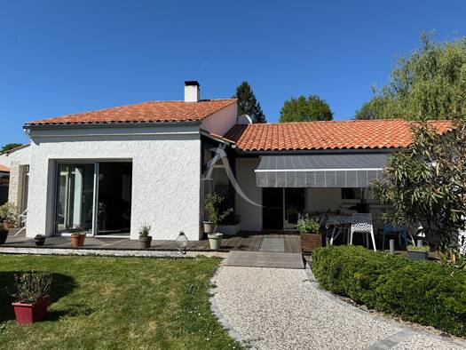 Maison à vendre 275 500 € 4 pièces 2 chambres 131 m² 633 m² de terrain Moutiers-les-Mauxfaits 85540