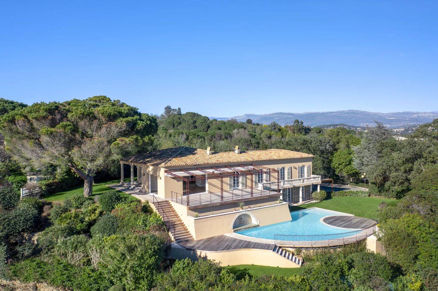 Maison 7 pièces 350 m² · à Cannes · 350 m² · 14 000 €/mois