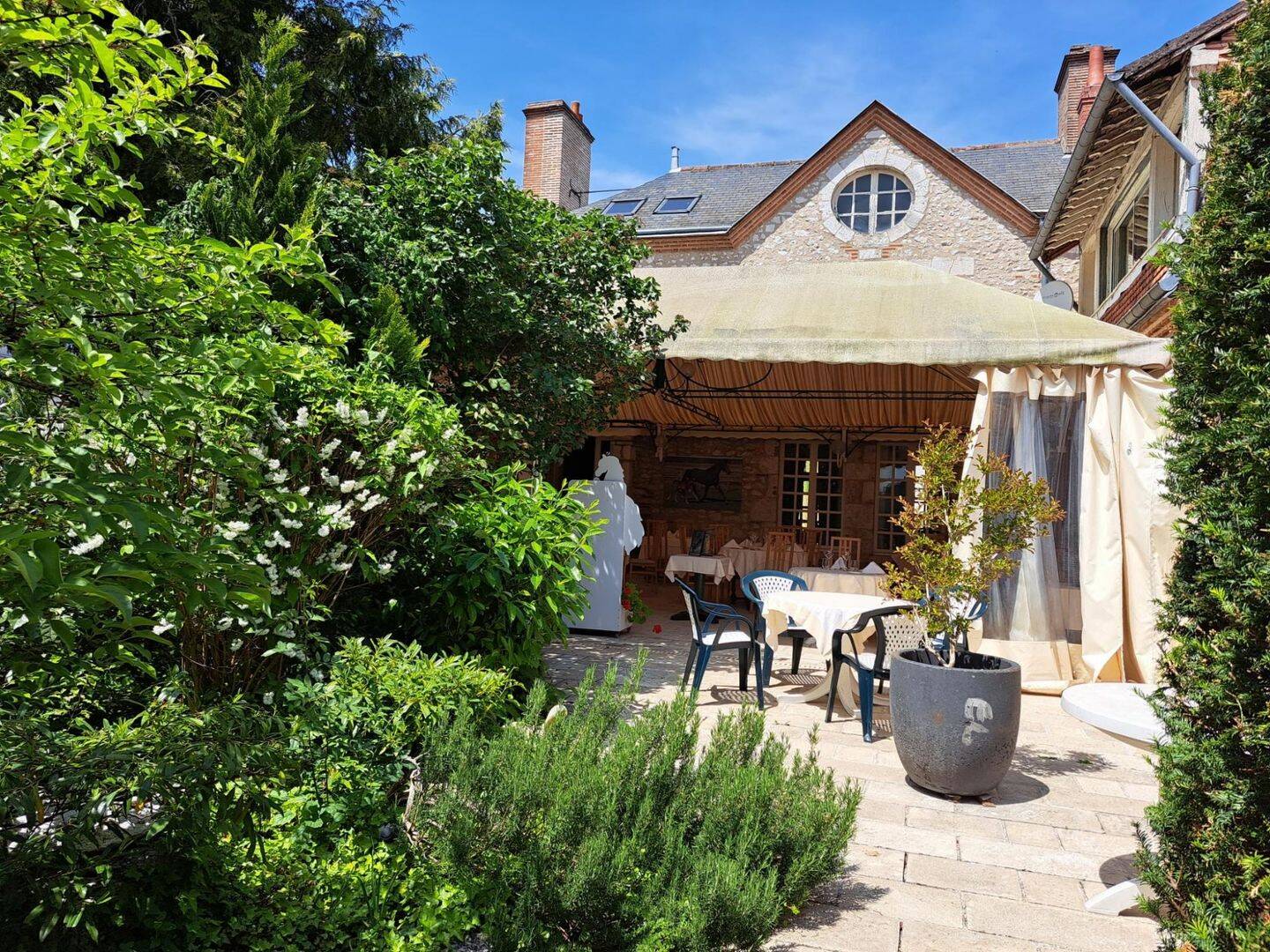 Maison 10 pièces 528 m² · à Saint-Ay · 528 m² · 439 000 €