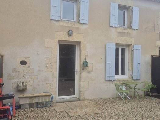 Immeuble à vendre 286 000 € 295 m² Sud Saint-Jean-d'Angély 17400