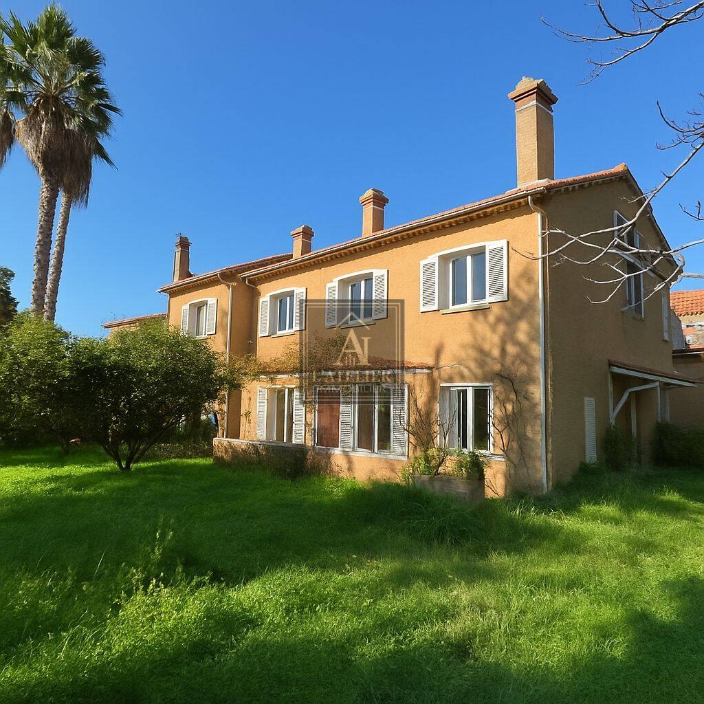 Maison 11 pièces 241 m² · à La Londe-les-Maures · 241 m² · 1 260 000 €
