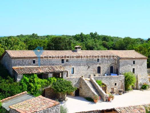Mas à vendre 1 295 000 € 11 pièces 6 chambres 380 m² 11 440 m² de terrain Goudargues 30630