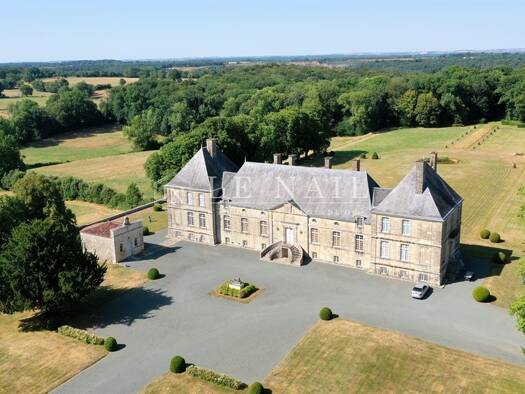 Château à vendre 2 250 000 € 20 pièces 6 chambres 600 m² 1 143 298 m² de terrain Fontenay-le-Comte 85200