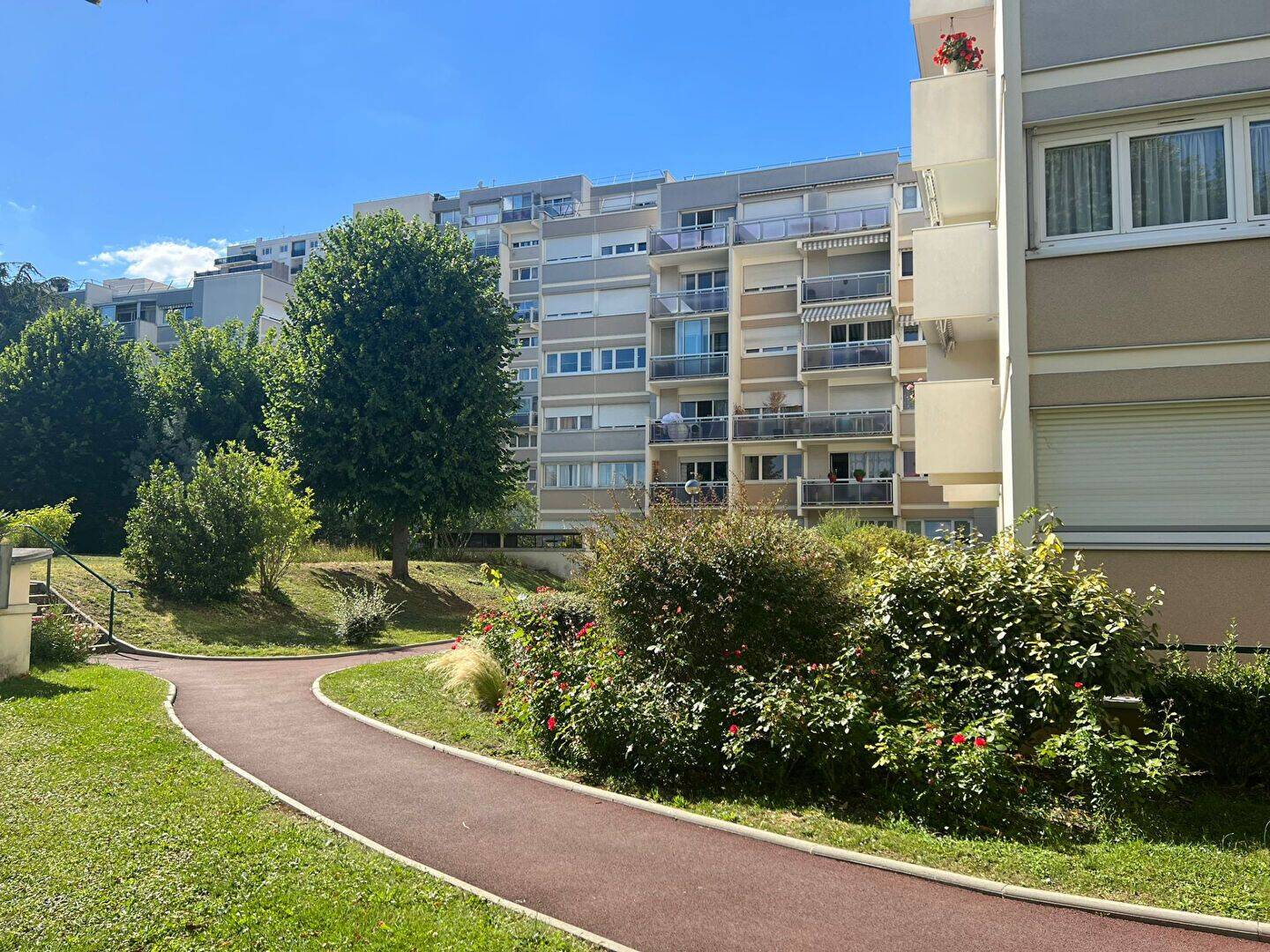 Appartement 1 pièce 27 m² · à Chatou · 26,7 m² · 815 €