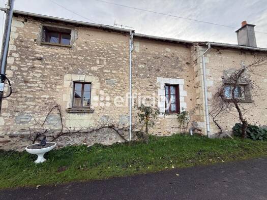 Maison à vendre 85 000 € 4 pièces 2 chambres 83 m² 3 500 m² de terrain Oyré 86220