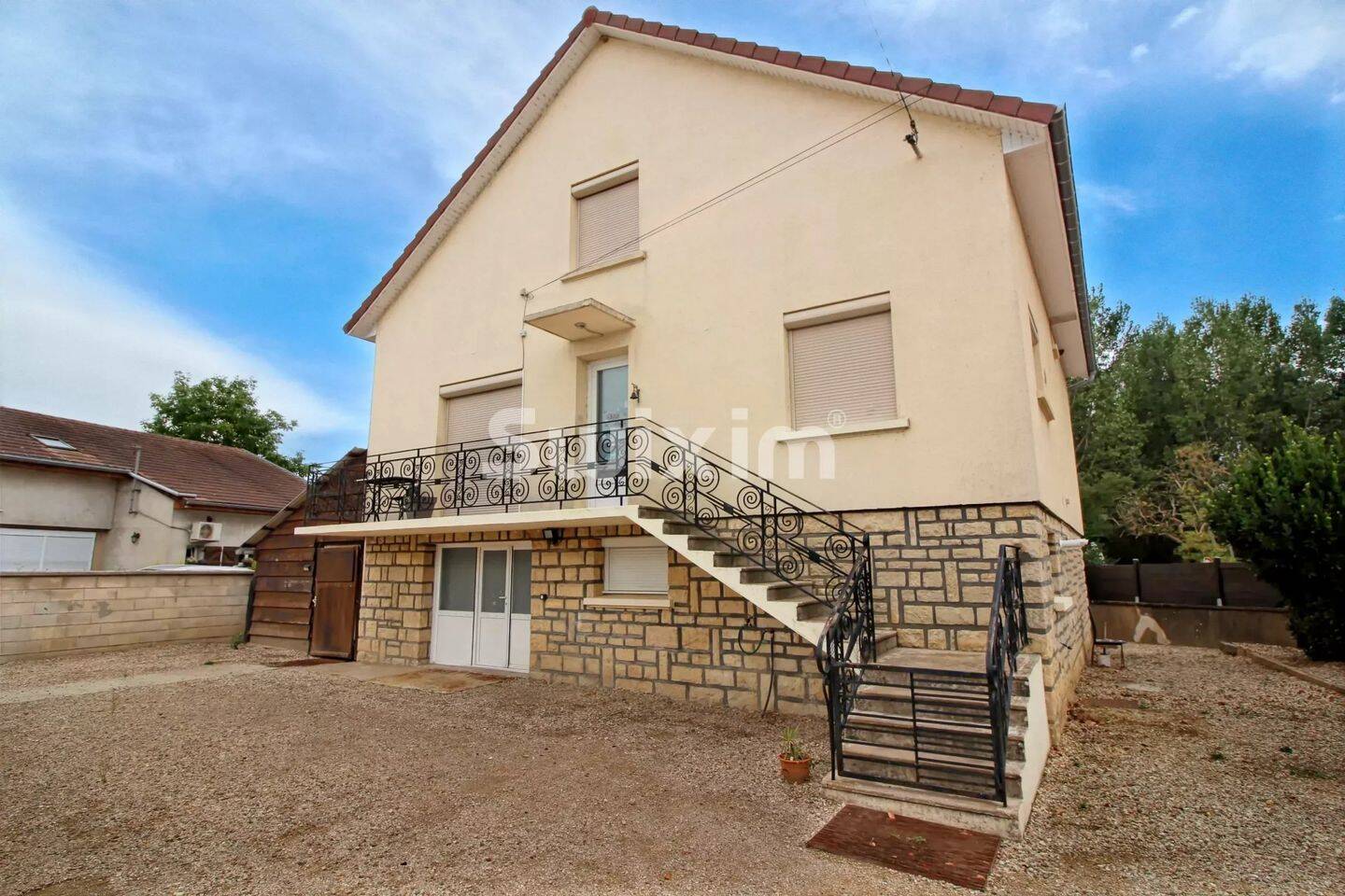 Maison 8 pièces 254 m² · à Chaussin · 254 m² · 229 000 €
