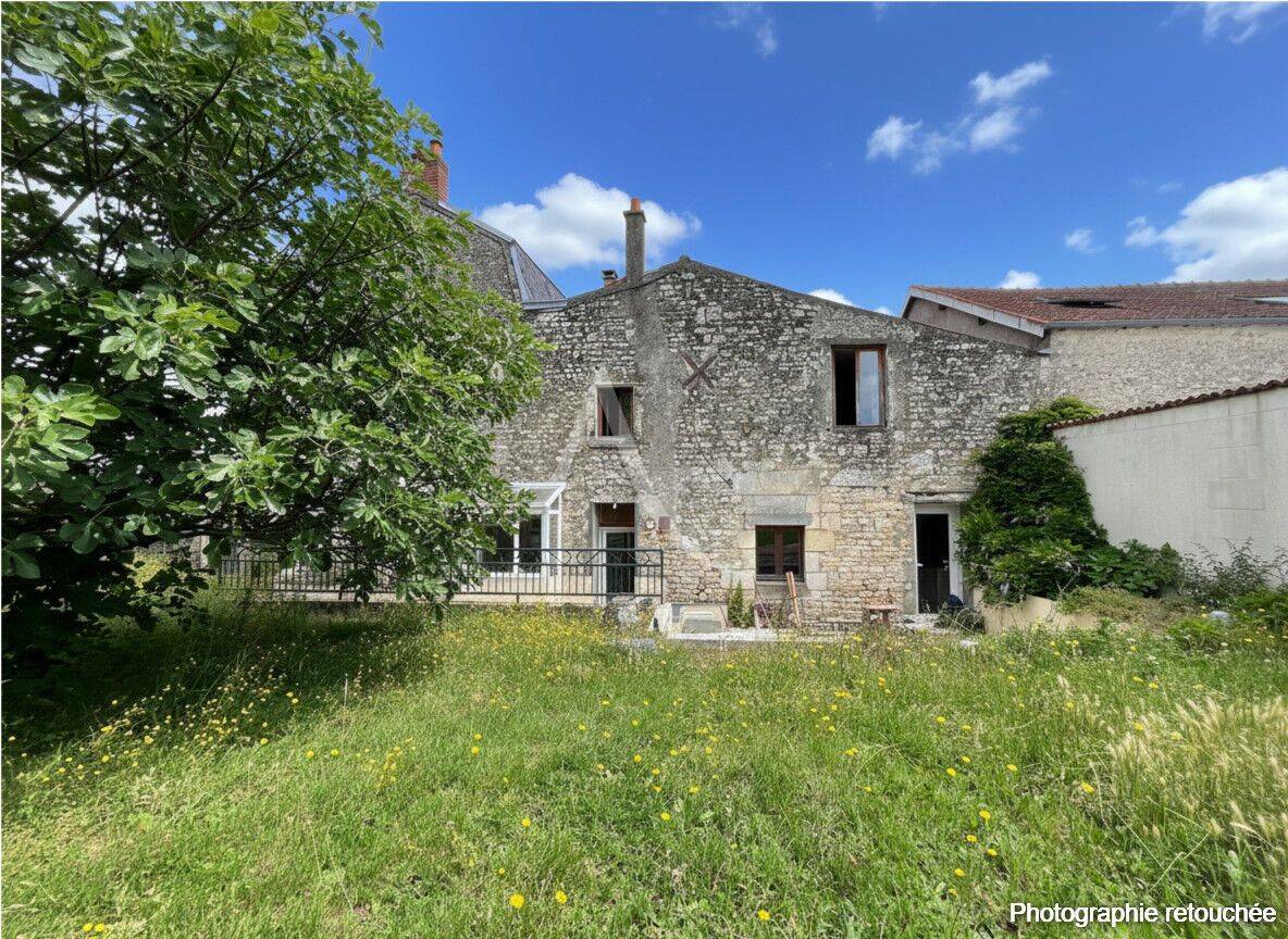 Maison 7 pièces 184 m² · à Fontenay-le-Comte · 184 m² · 187 600 €