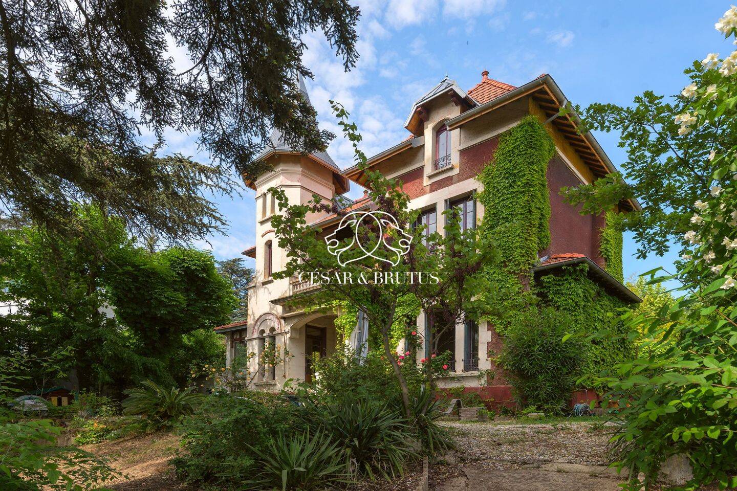 Maison 13 pièces 317 m² · à Caluire-Et-Cuire · 317 m² · 1 590 000 €