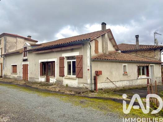 Maison à vendre 59 500 € 7 pièces 6 chambres 203 m² 3 520 m² de terrain Le Lindois 16310