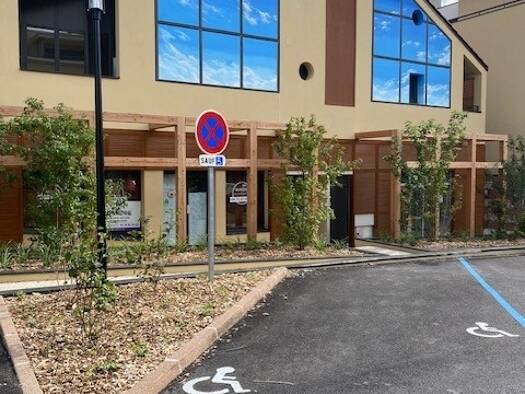 Local commercial à vendre 272 000 € 74 m² de surface de vente Bourg Genas 69740