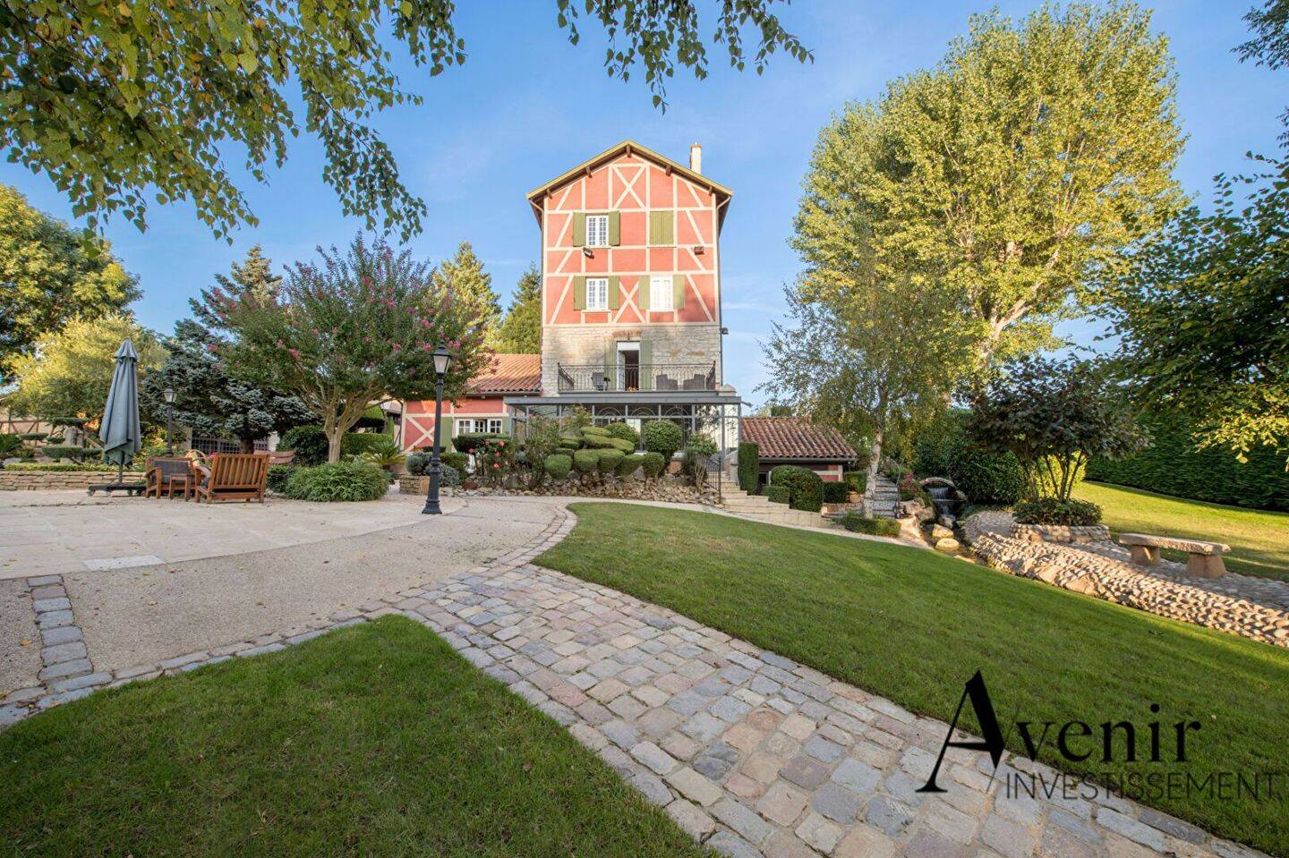 Maison 15 pièces 470 m² · à Sainte-Euphémie · 470 m² · 2 200 000 €