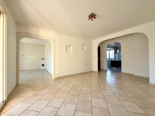 Appartement à vendre 213 000 € 4 pièces 2 chambres 79 m² Étage 1/2 Campagne Sénas 13560