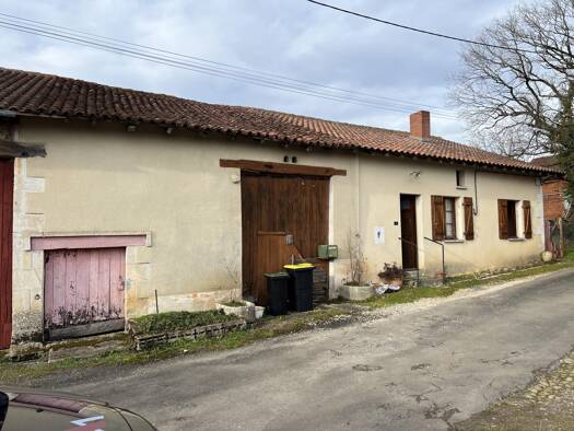 Ferme à vendre 54 000 € 3 pièces 2 chambres 77 m² 1 378 m² de terrain Nieuil 16270