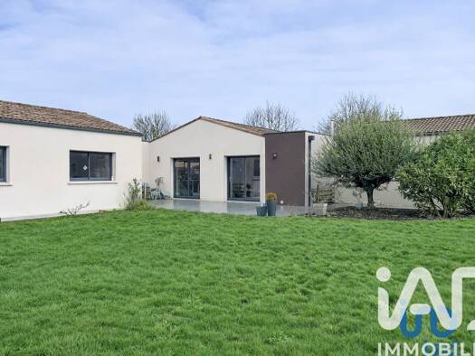 Maison de plain-pied à vendre 300 000 € 6 pièces 3 chambres 168,6 m² 2 004 m² de terrain La Chapelle-Bâton 79220