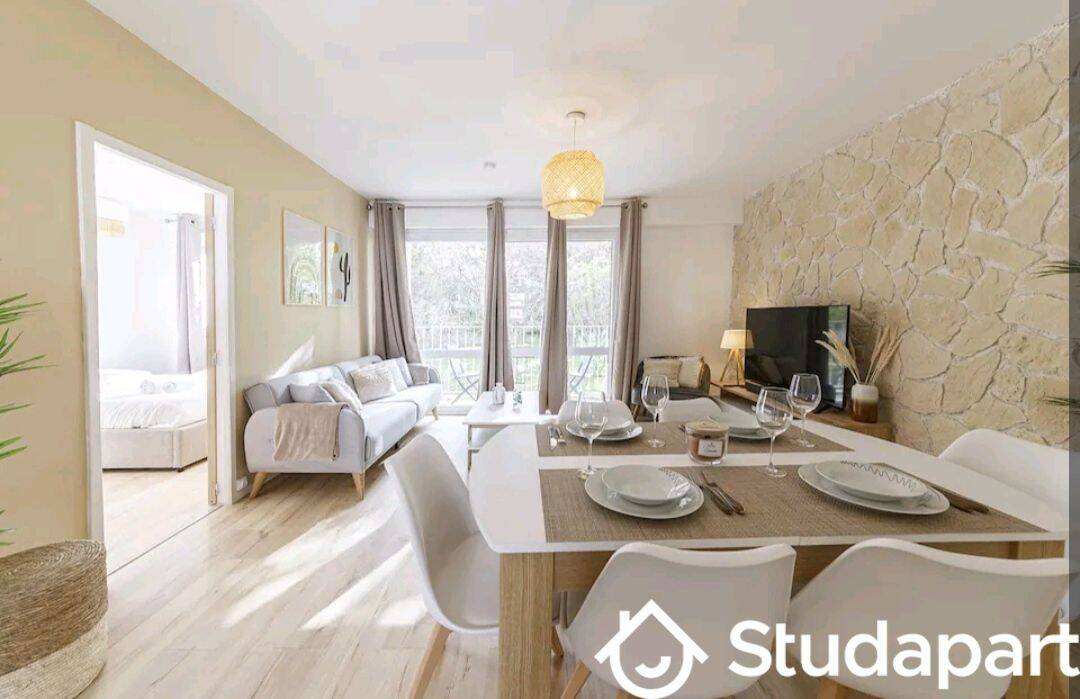 1 pièce 14 m² · à Laval · 14 m² · 370 €