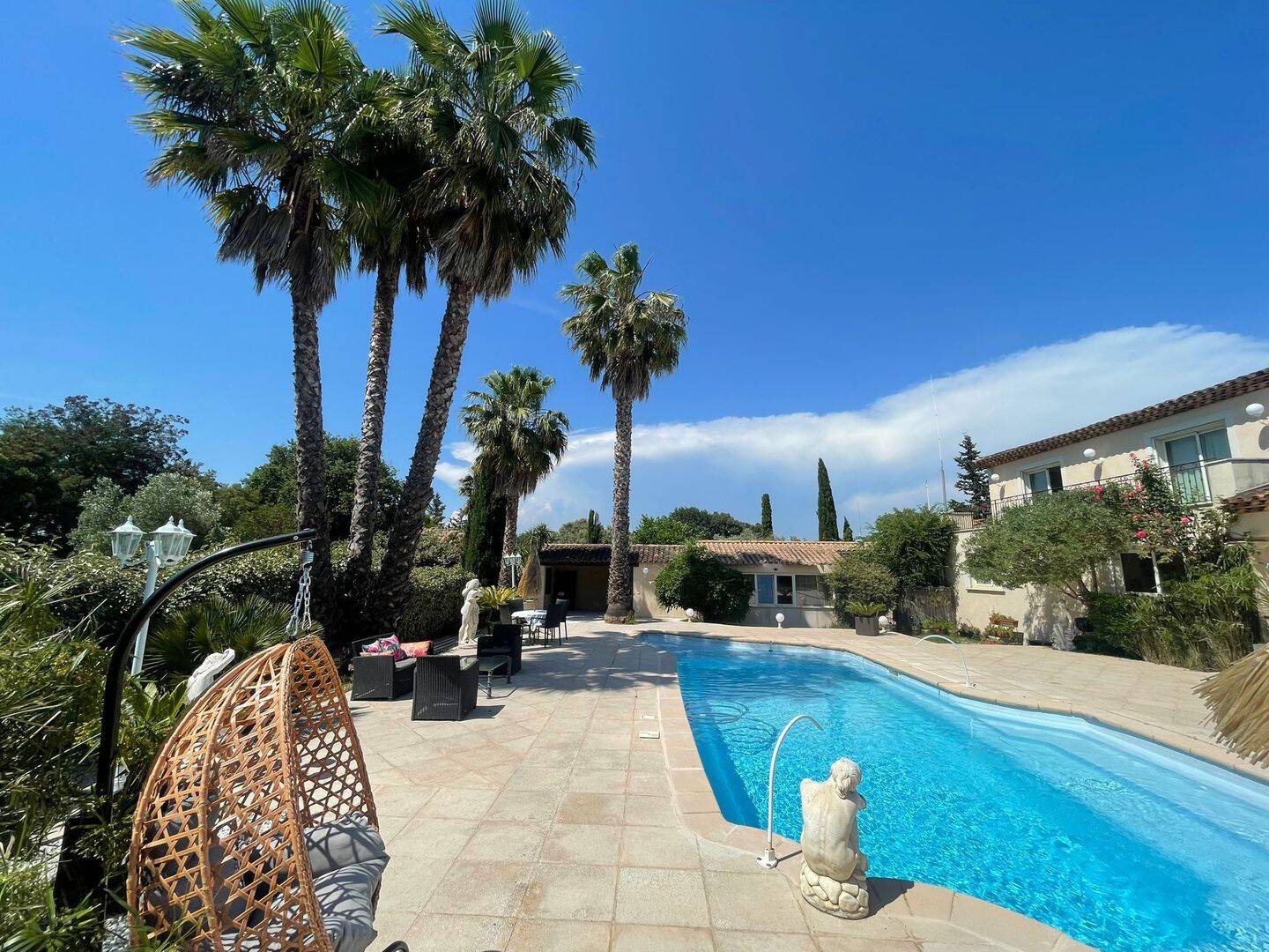Maison 11 pièces 264 m² · à Roquebrune-sur-Argens · 264 m² · 980 000 €