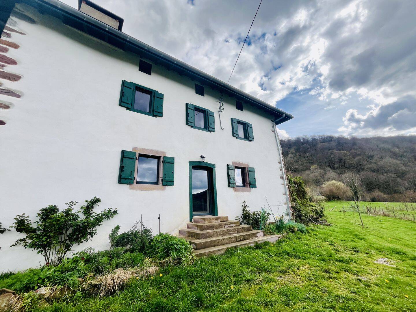ANCIENNE FERME BASQUE RENOVÉE AVEC TERRES AGRICOLES