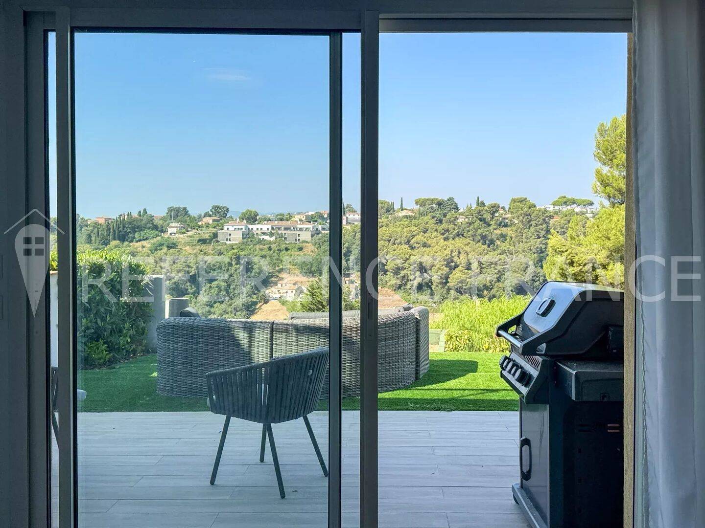 MAISON MITOYENNE. DISPONIBLE MAINTENANT. — 10