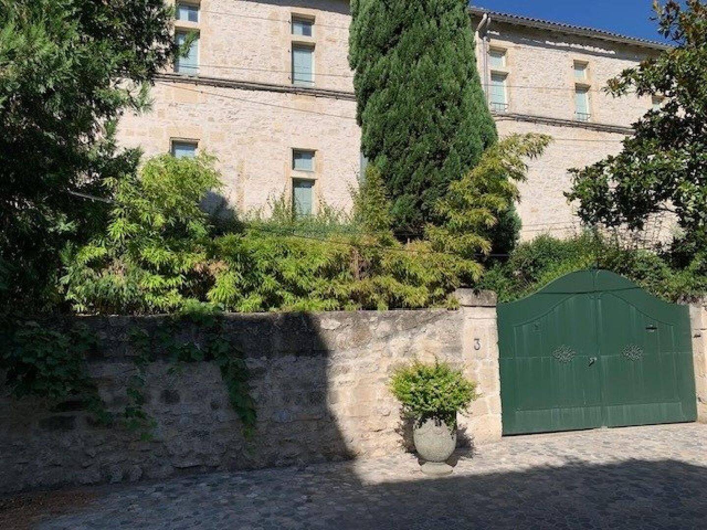 Maison 13 pièces 460 m² · à Tarascon · 460 m² · 895 000 €