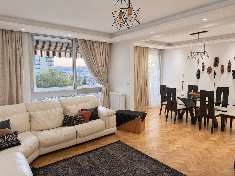 Appartement 4 pièces 93 m² · à Lyon 8ème Arrondissement · 93 m² · 280 000 €