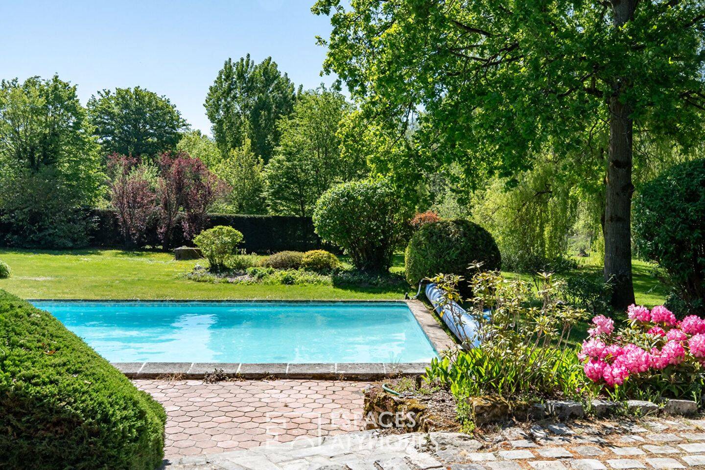 Maison 8 pièces 243 m² · à Poigny-la-Forêt · 243 m² · 650 000 €