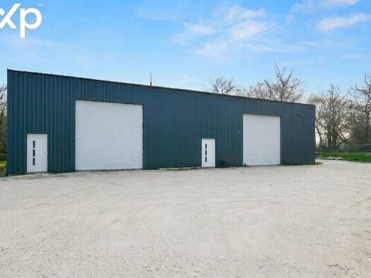 Entrepôt à vendre 430 000 € 425 m² d'espace de stockage Targon 33760