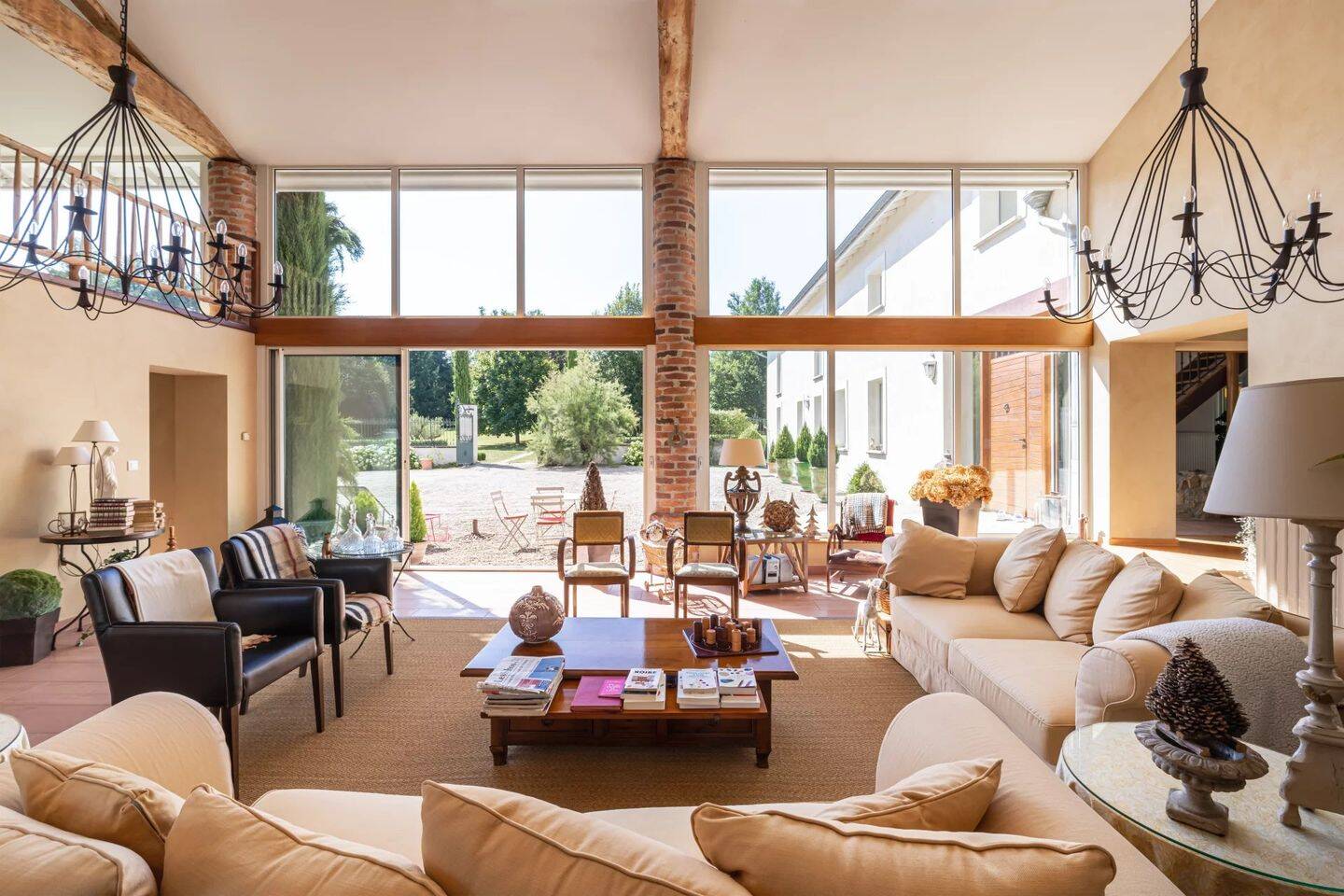 Maison 1 pièce 425 m² · à Cleppé · 425 m² · 995 000 €