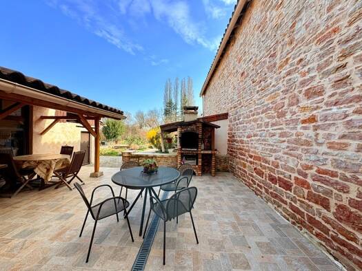 Maison à vendre 216 000 € 6 pièces 3 chambres 144 m² 636 m² de terrain Peripherie Tournus 71700