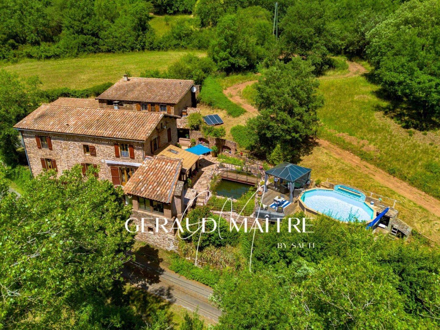 Maison 11 pièces 240 m² · à Broquiès · 240 m² · 459 000 €