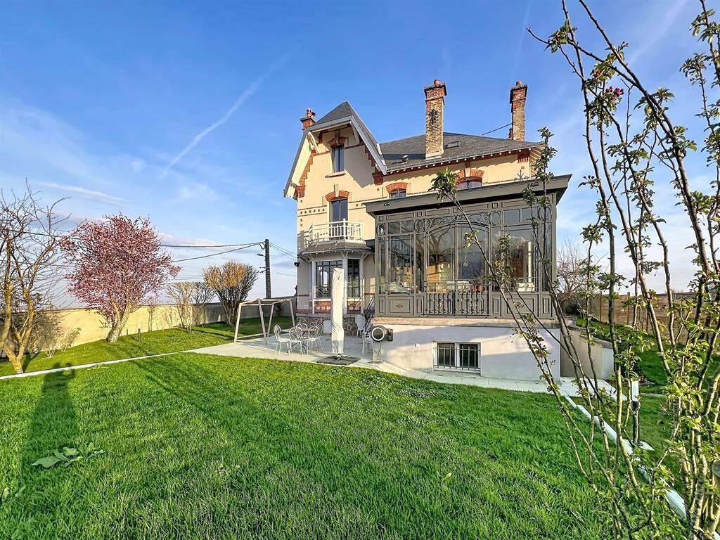 Maison 13 pièces 323 m² · à Ville-Dommange · 322,9 m² · 995 000 €