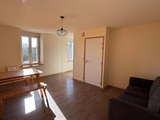 Appartement à louer 615 € 3 pièces 2 chambres 49 m² Étage 1/2 Rédené 29300