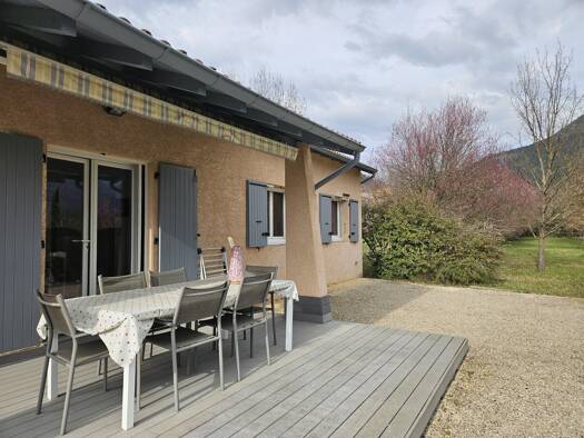 Maison de plain-pied à vendre 335 000 € 5 pièces 2 chambres 98 m² 1 480 m² de terrain Die 26150