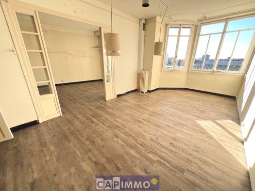 Appartement à vendre 210 000 € 4 pièces 2 chambres 100 m² Étage 5/10 Toulon 83000