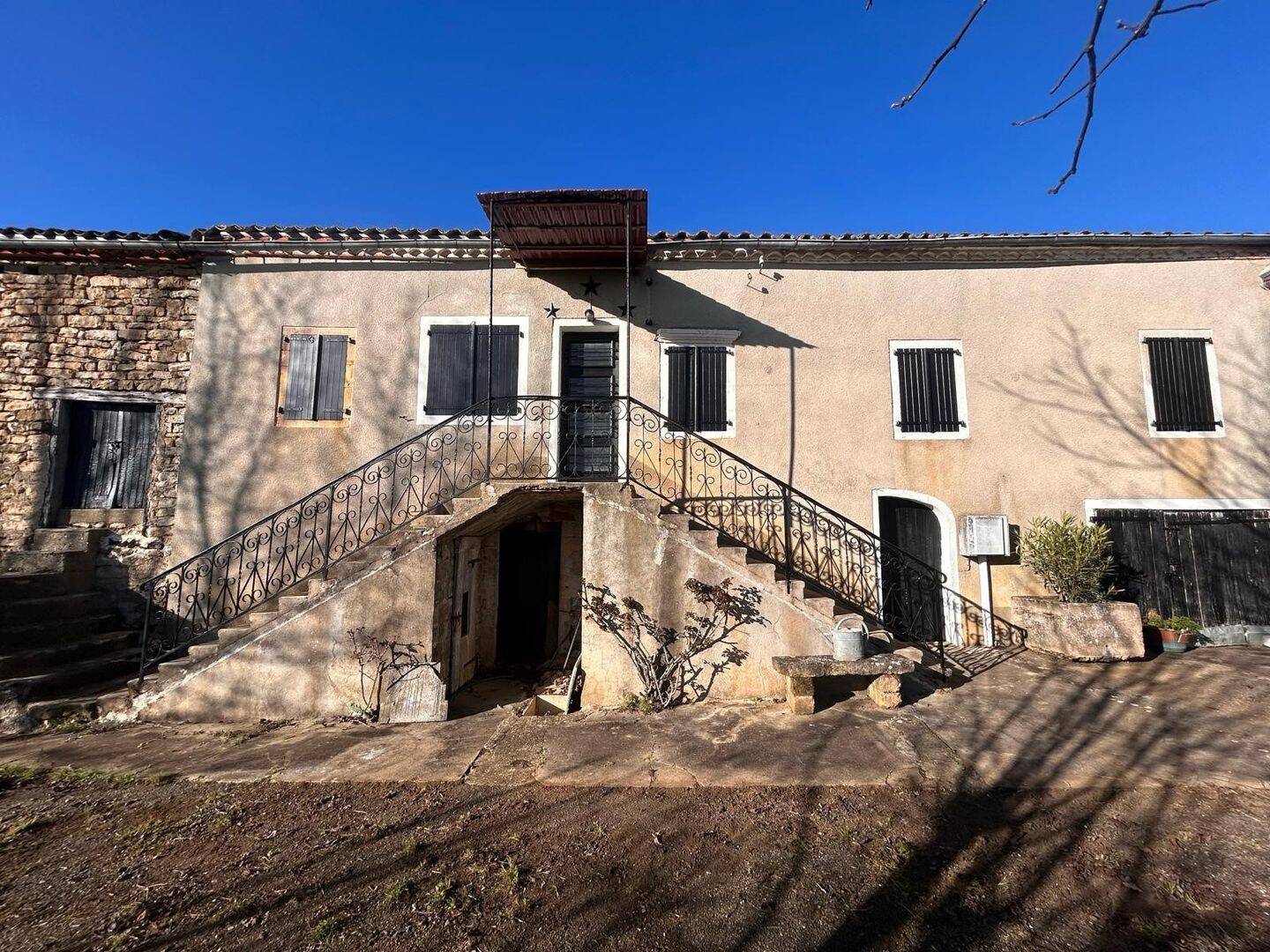 Maison 5 pièces 380 m² · à Féneyrols · 380 m² · 165 000 €