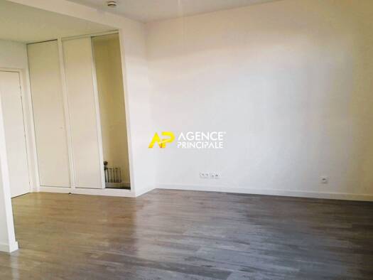 Appartement à vendre 175 000 € 1 pièce 32 m² RDC/4 La Croix Blanche-Les Richebourgs Sartrouville 78500