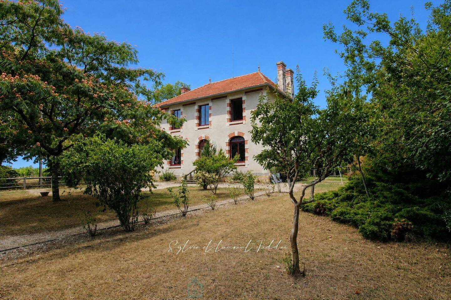 Maison 8 pièces 203 m² · à Montguyon · 203 m² · 393 000 €