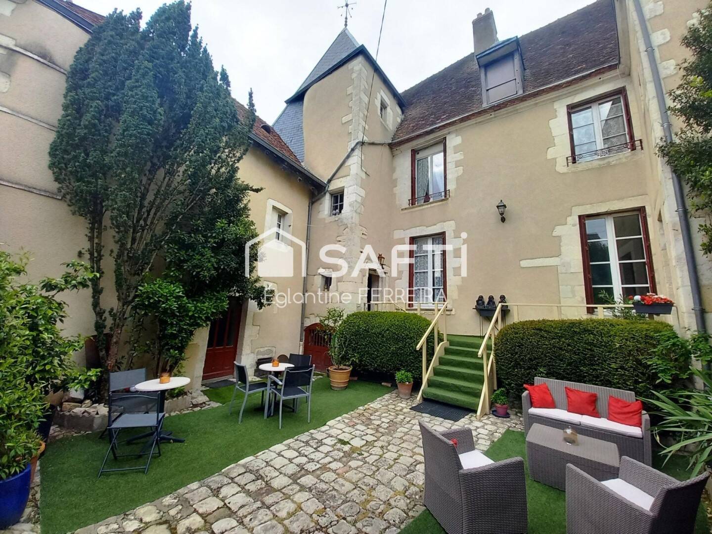 Maison 12 pièces 318 m² · à Issoudun · 318 m² · 570 000 €