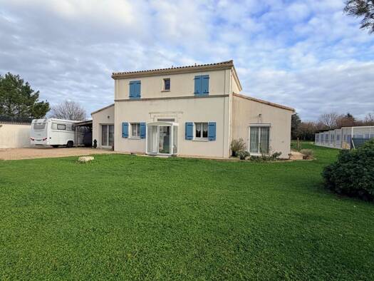 Maison à vendre 397 000 € 7 pièces 5 chambres 158 m² 3 565 m² de terrain Corme-Écluse 17600