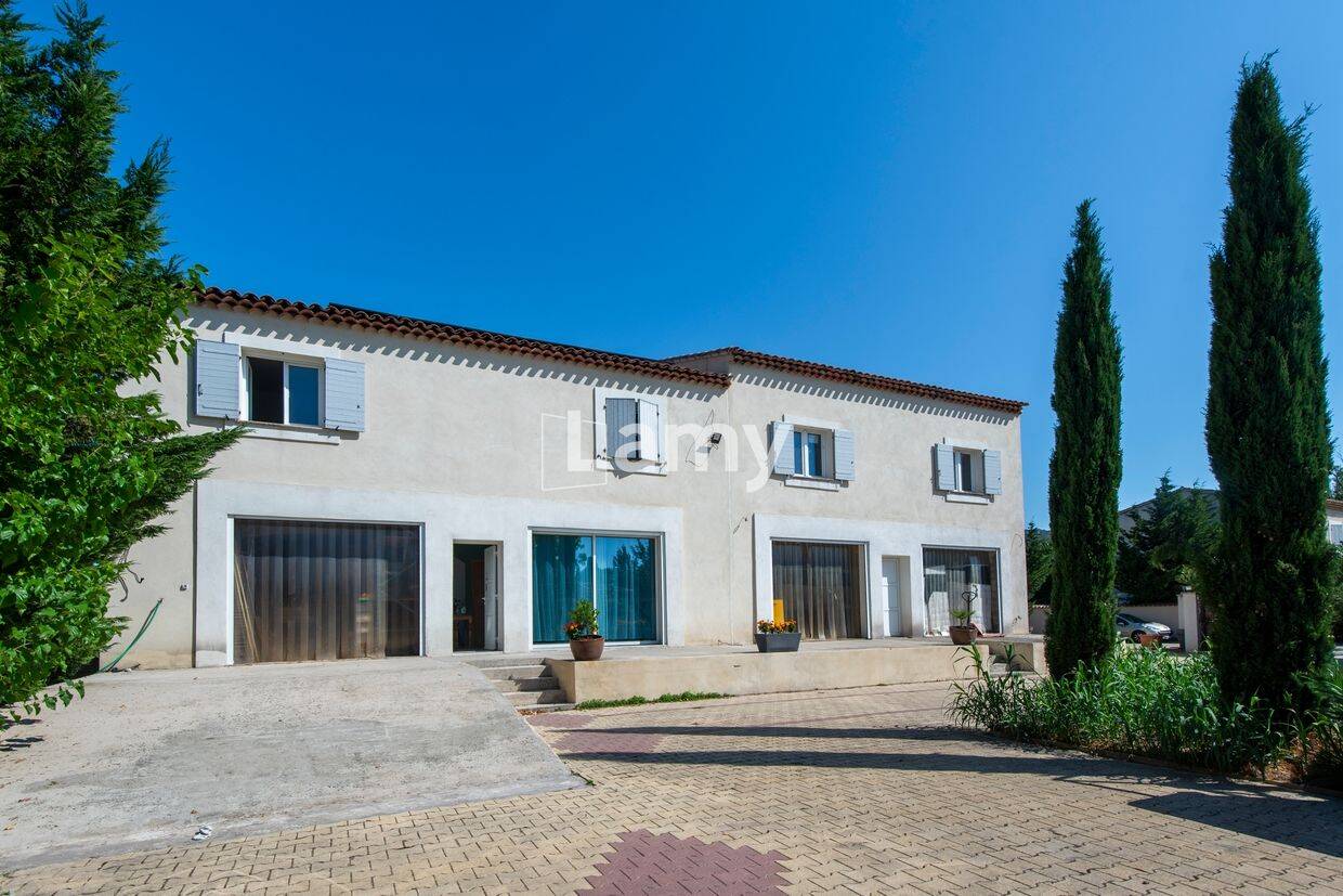 Maison 8 pièces 388 m² · à Eyguières · 388 m² · 770 000 €