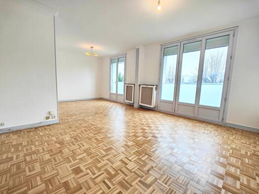 Appartement à louer 990 € 3 pièces 2 chambres 66 m² Étage 2/7 Patton Nord Est Melun 77000