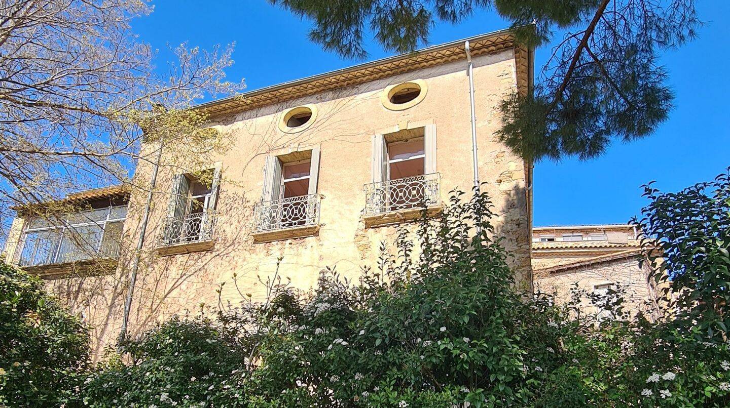 Maison 9 pièces 375 m² · à Neffiès · 375 m² · 680 000 €