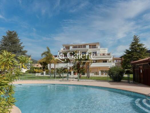 Appartement à vendre 931 500 € 4 pièces 3 chambres 102,3 m² Étage 1/2 Bord de Mer Carqueiranne 83320